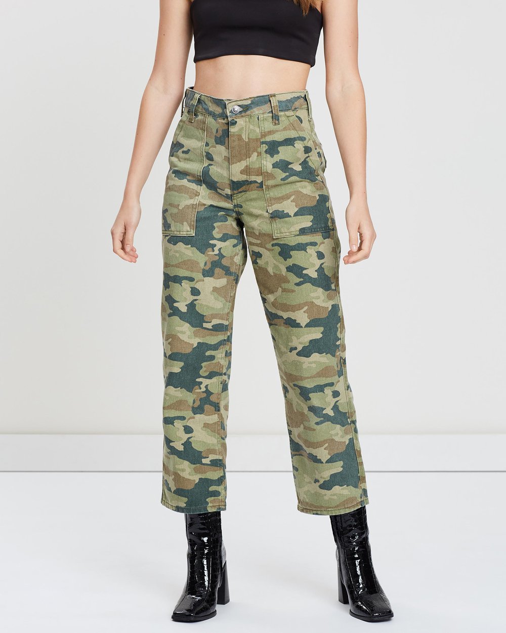 FREE PEOPLE: REMY CAMO CROPPED PANTS