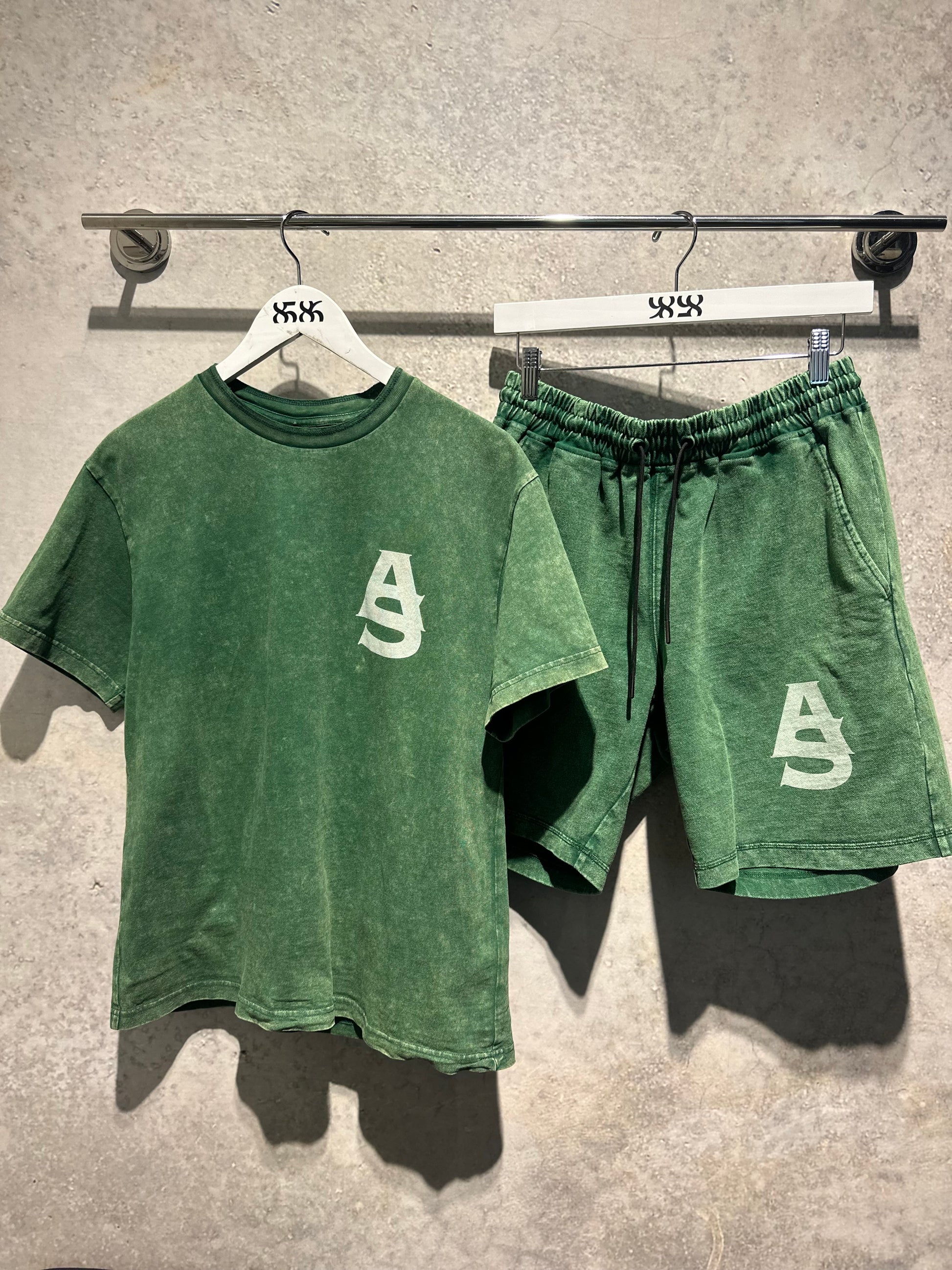 ALPHA STYLE RILEY SNOW WASH TEE WITH SHORTS IN GREEN (front view)