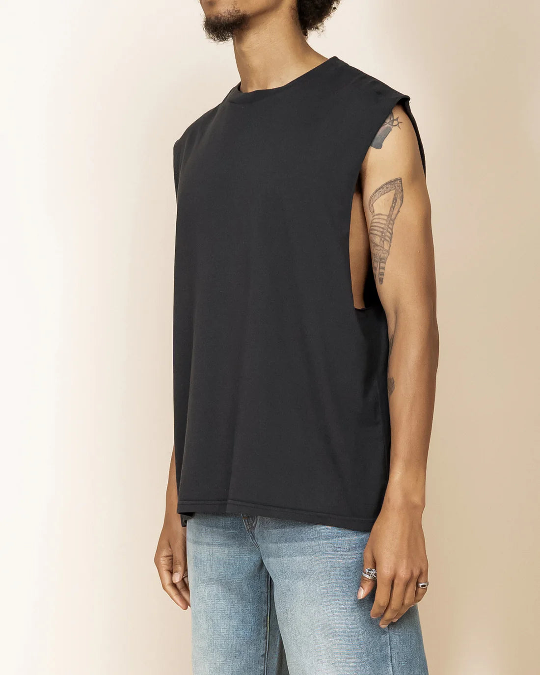 8586: SLEEVELESS MUSCLE TEE (BLACK) side view on model