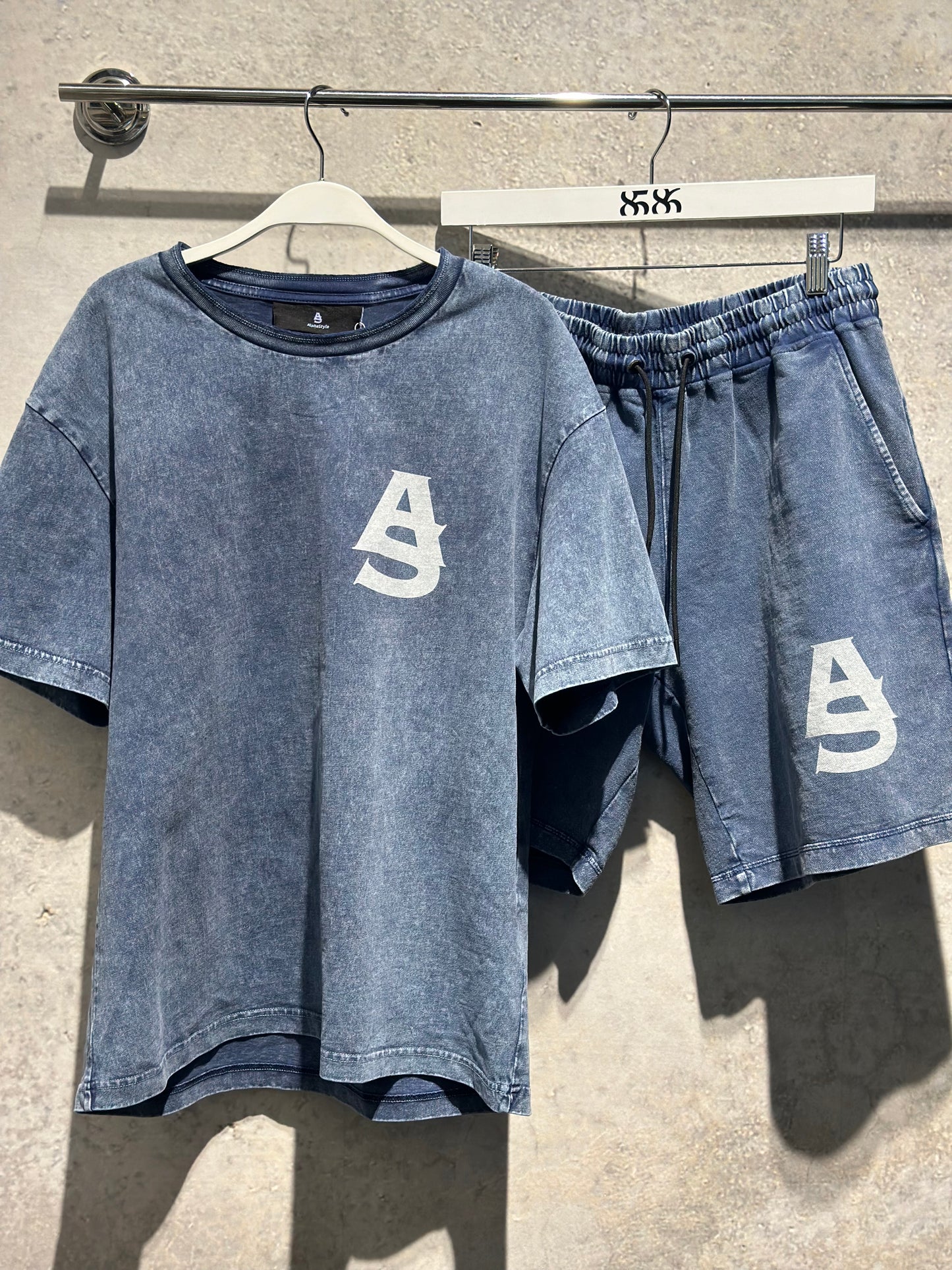 ALPHA STYLE RILEY SNOW WASH TEE WITH SHORTS IN BLUE (front view)