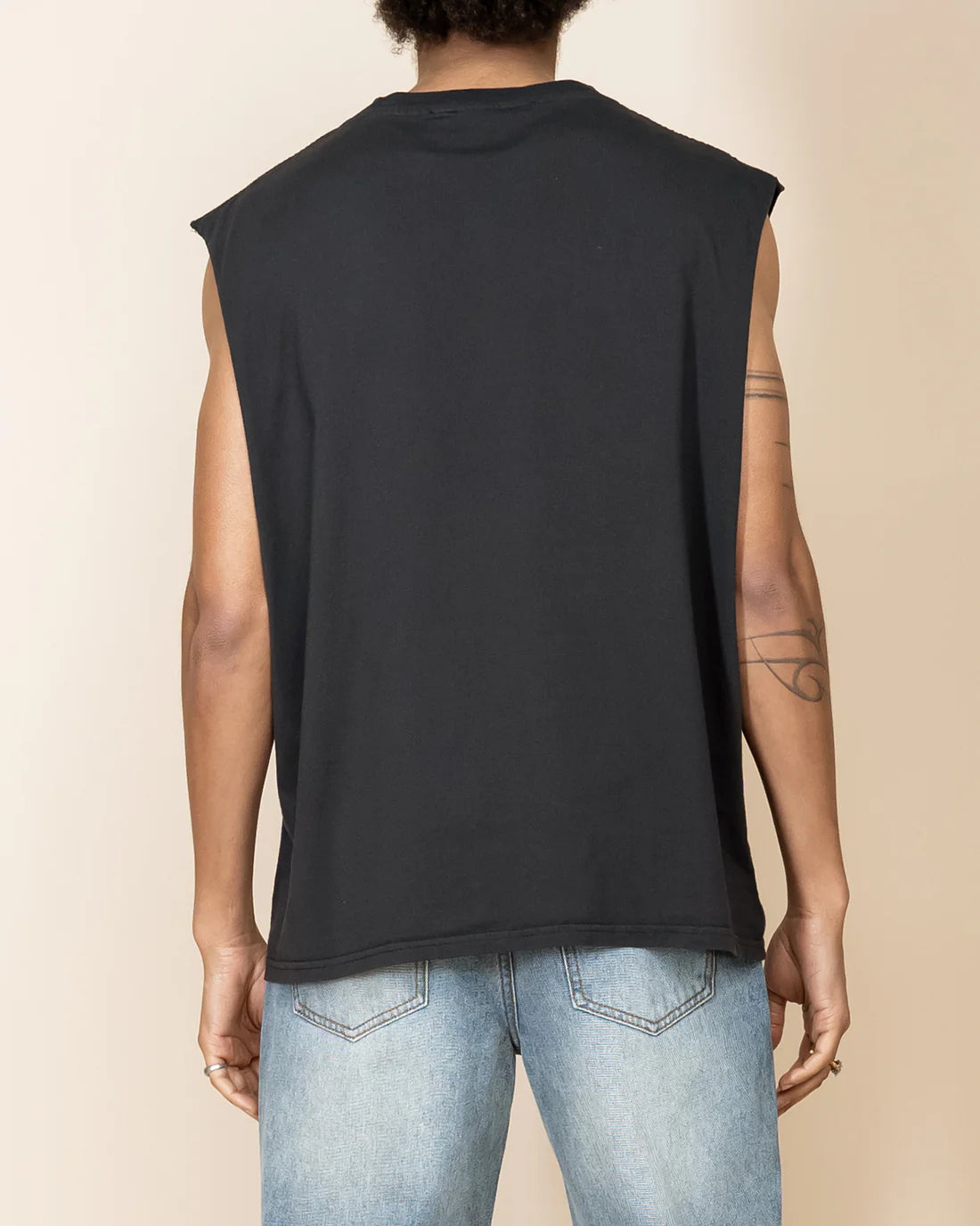 8586: SLEEVELESS MUSCLE TEE (BLACK) back view on model