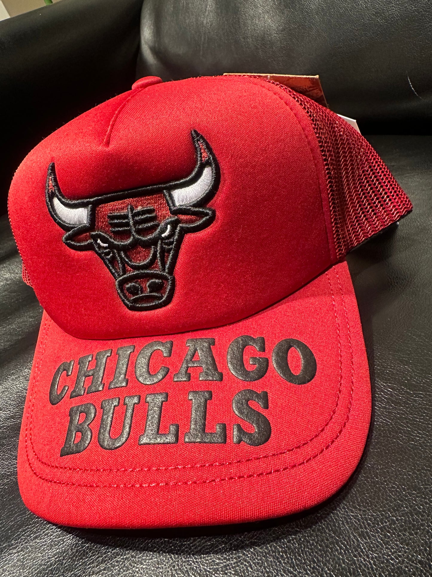 MITCHELL & NESS NBA PUFF THE MAGIC TRUCKER HATS (bulls)