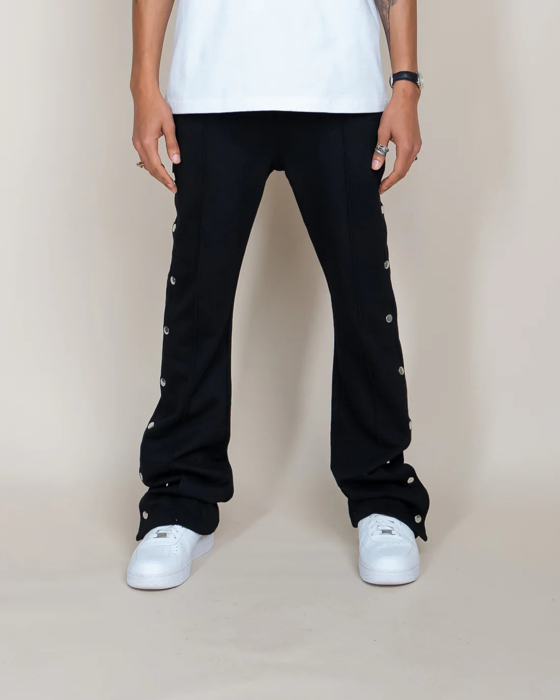 EPTM: FRENCH TERRY SNAP FLARED PANTS BLACK(model front view)